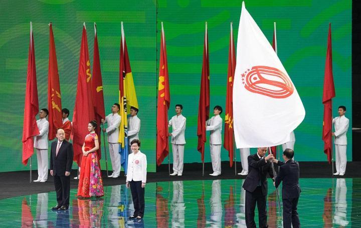 2025新澳门或香港正版免费挂牌及新澳门2025最新款免费,词语释义、专家解析解释与落实与警惕虚假宣传